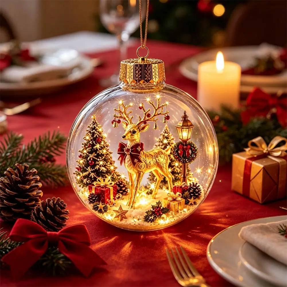Goldene Hirschfigur in einer transparenten, kugelförmigen, unzerbrechlichen Ornamentverzierung mit kunstvollen Details und warmem, innerem Licht für eine leuchtende Weihnachts-Globus-Feiertagsdekoration.