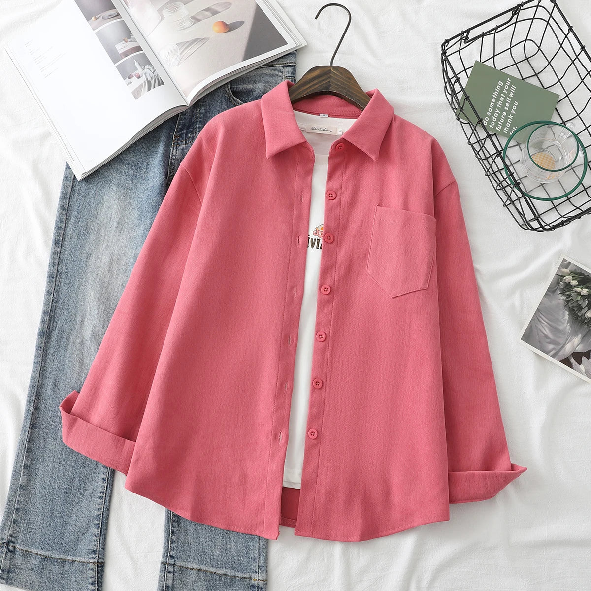 Eine zarte rosafarbene Damen-Bluse mit Knopfleiste, Langarm, mit klassischem Kragen und Brusttasche, ideal für den Freizeitbereich.