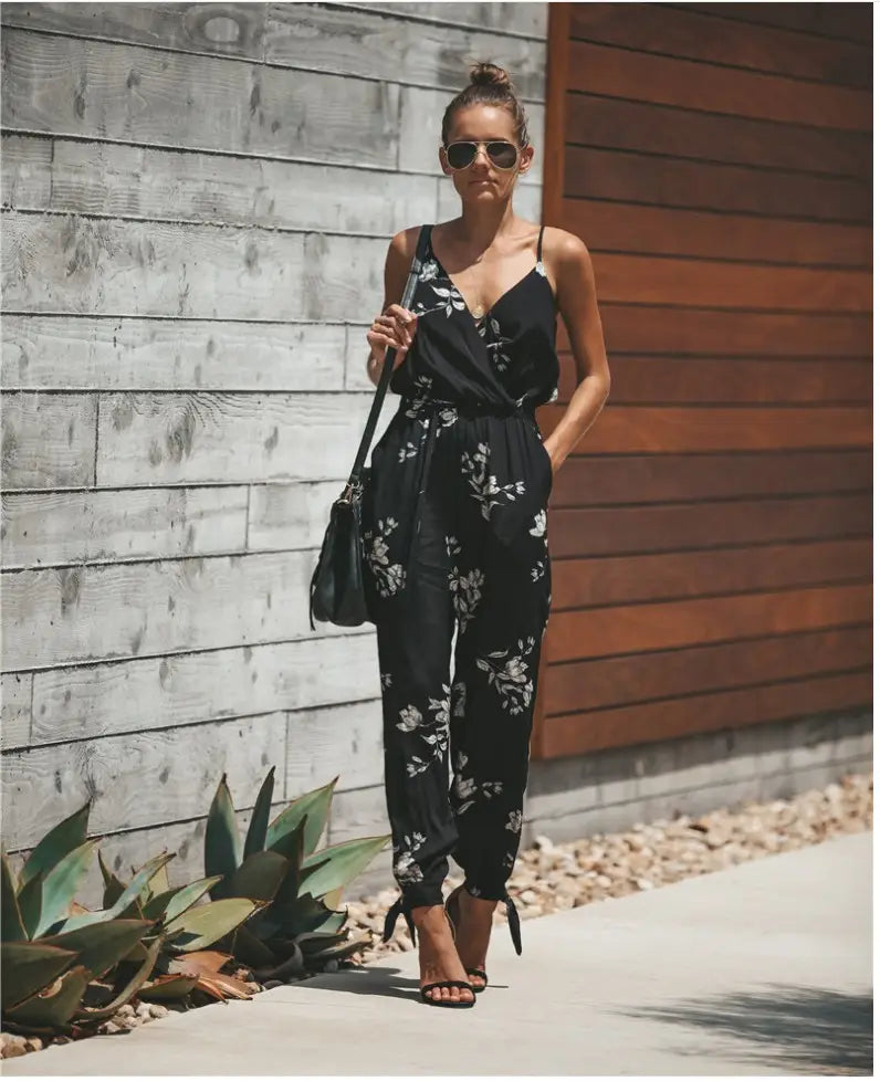 Schwarzer Boho-Sommeroverall mit Blumendruck, schmale Träger und eine taillierte Form; geeignet für Freizeitkleidung.