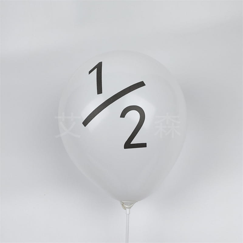 un ballon d’anniversaire en latex blanc translucide avec « un demi » imprimé en noir gras dans un lot assorti de 20.