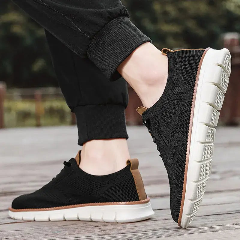 Chaussures derby brogue décontractées en maille pour hommes, noires, avec des accents en cuir tan et une semelle en caoutchouc blanc, pour un port quotidien polyvalent.