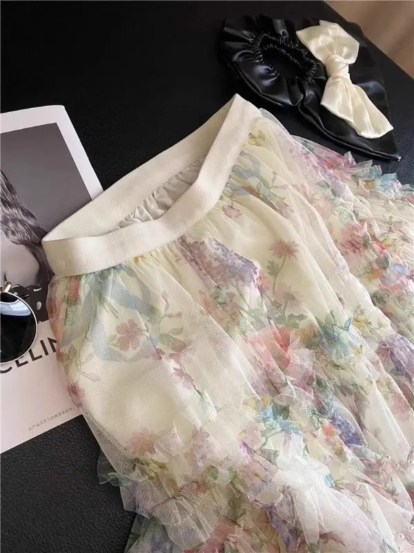 Una falda de tul floral fairycore delicada y de múltiples capas, con ribete de perlas en tonos pastel suaves y una cintura elástica de color crema.