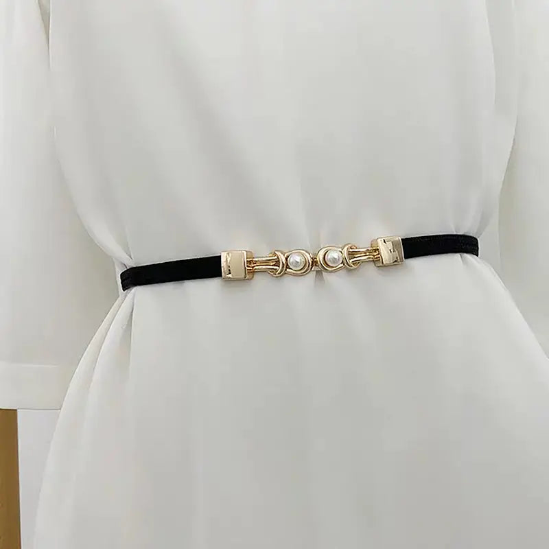 schwarzer Samtperlen-Schnallen-Taillegürtel für Damen mit einem goldfarbenen Metallverschluss mit Perlenakzenten.