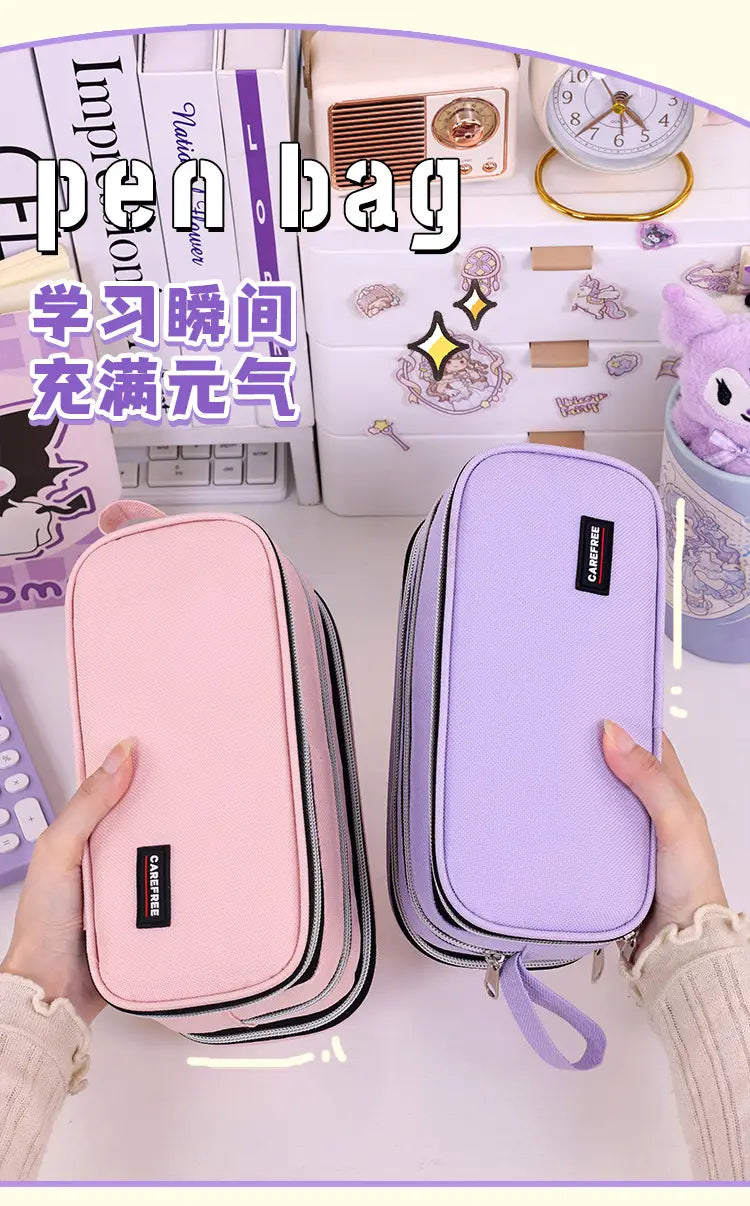 Großer Stifttaschen-Organizer mit hoher Kapazität in Flieder, Stationery-Organizer mit pinken und lavendel-farbenen Dual-Reißverschluss-Stiftetaschen aus Stoff, schwarzem Besatz und Markenetiketten.
