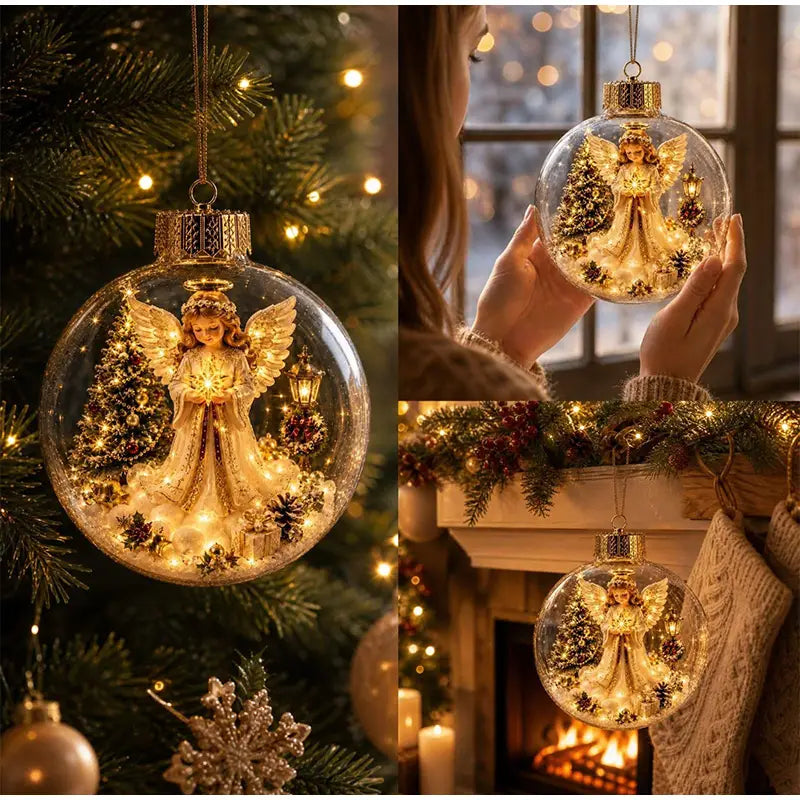 Une boule d’ornement de Noël en verre transparent, comprenant une figurine d’ange doré tenant une étoile lumineuse, entourée de petits arbres et de pommes de pin, avec des lumières chaudes intégrées.