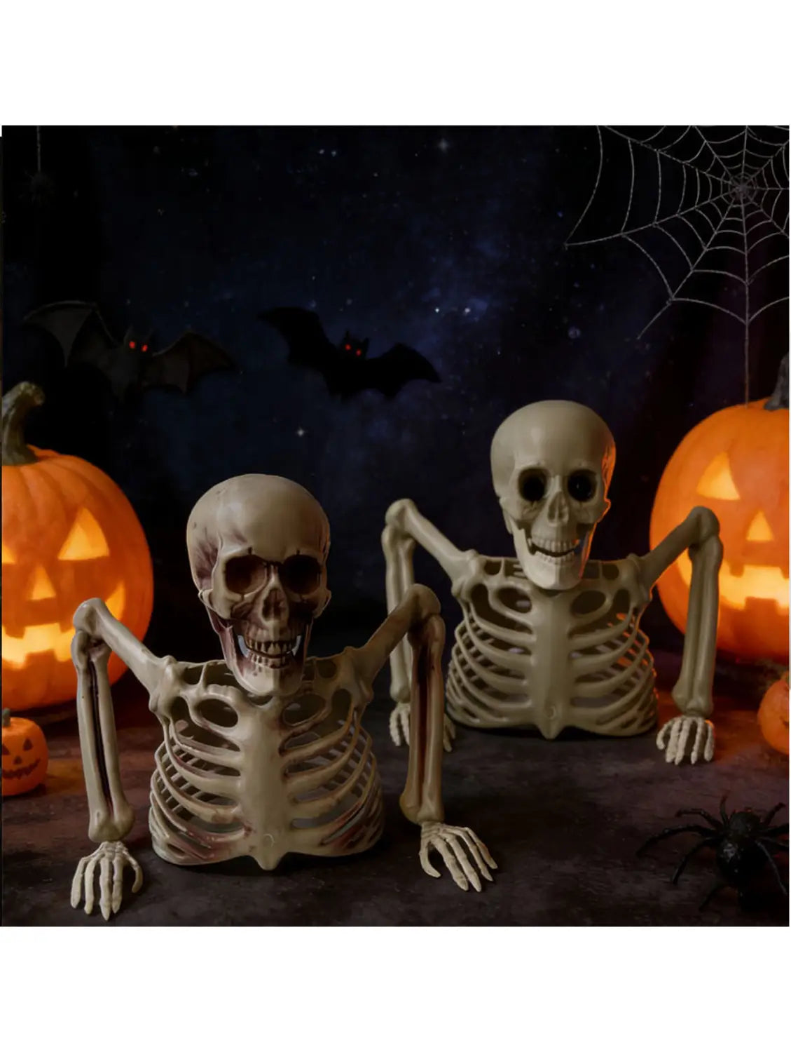 dos decoraciones de plástico color beige de medio esqueleto de Halloween con extremidades articuladas y cajas torácicas detalladas, colocadas en una escena aterradora para su uso como decoración de esqueleto