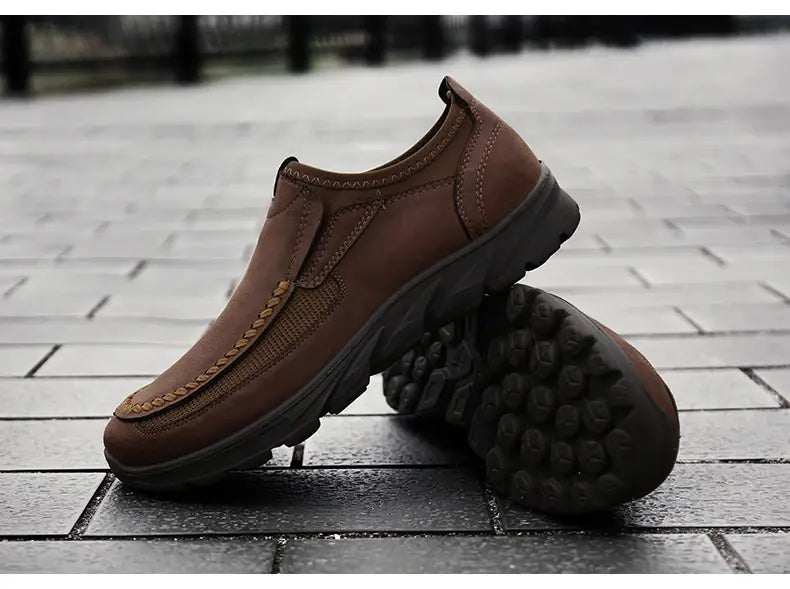 Mocassins homme décontractés en cuir à enfiler en marron, avec semelle en caoutchouc texturée et détails de couture renforcés.