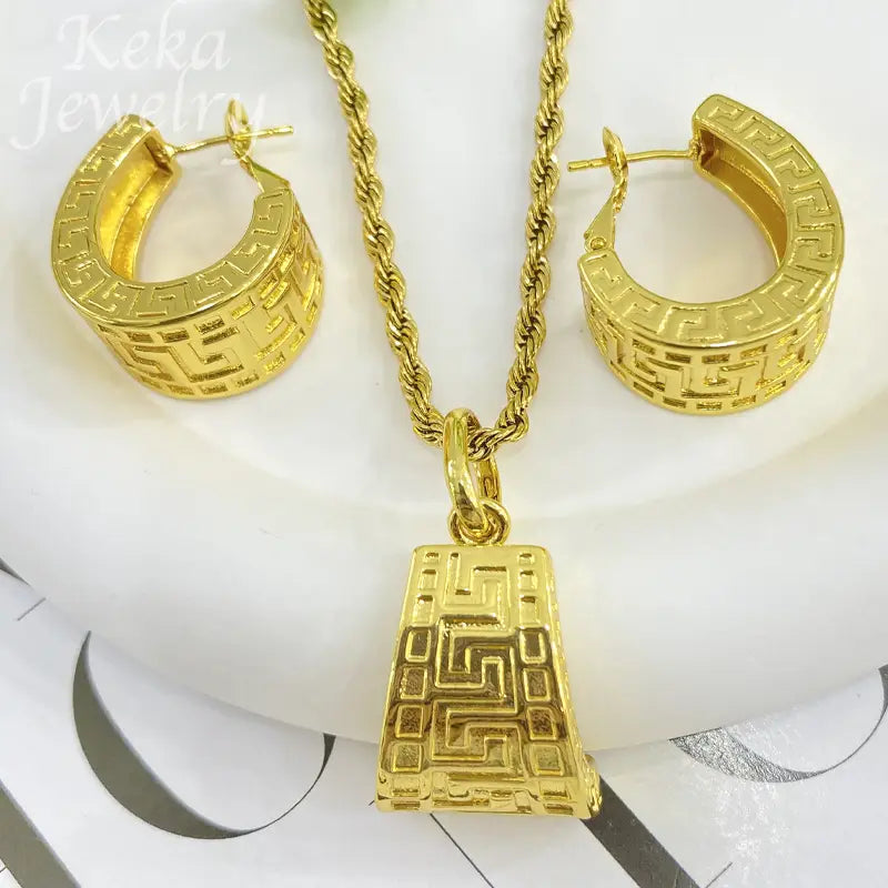 Goldenes Schmuckset mit griechischem Mäander, mit einer goldfarbenen Seilketten-Halskette mit rechteckigem Anhänger sowie passenden Creolen, verziert mit einem kunstvollen griechischen Mäander-Design.