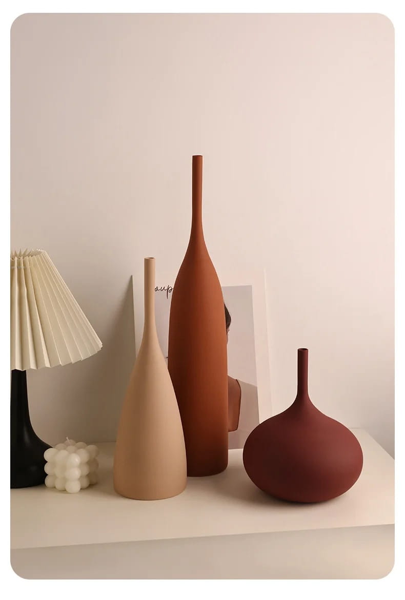 Conjunto de cuatro jarrones de cerámica minimalistas en tonos tierra con acabados mate lisos y formas modernas elegantes, para una decoración wabi sabi.