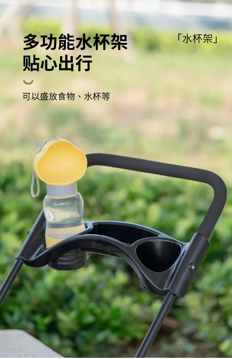 Portabotellas de agua multifuncional de plástico negro con tapa amarilla y botella de agua transparente, colocada en el compartimento para taza de un carrito plegable para mascotas para perros y gatos pequeños