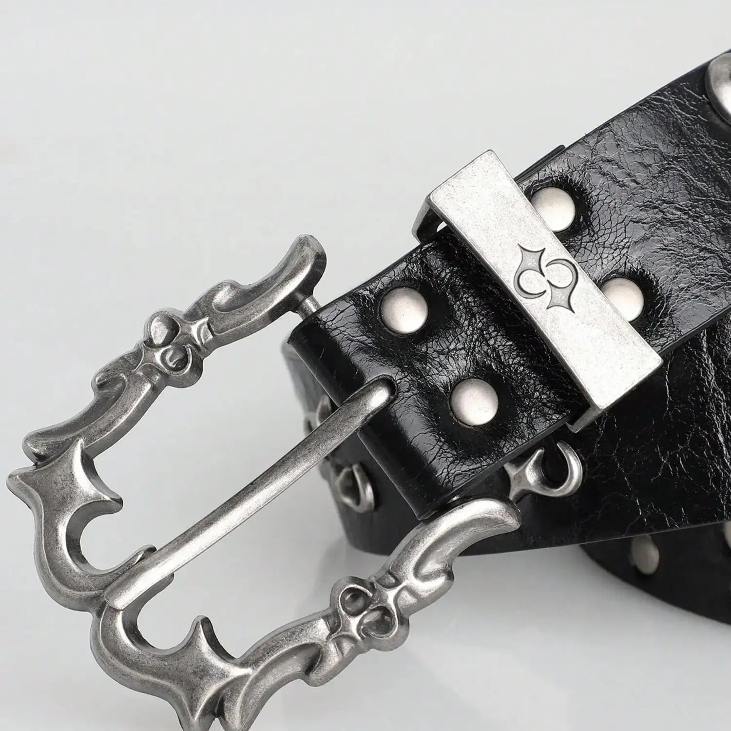 Ceinture punk rock en cuir noir avec boucle gothique ornée à l’aspect argenté, comportant trois motifs de trèfle en relief dans un style bohème rétro Y2K, design unisexe.