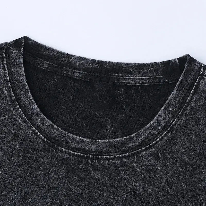 Camiseta de algodón negro desgastado con cuello redondo clásico, de la colección de camisetas extragrandes vintage lavadas y desteñidas con gráfico de anime gótico.
