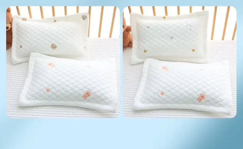 パステルピンク、ゴールド、シルバーのやさしいトーンで、やわらかな刺しゅうクマと星をあしらったホワイトのキルティング仕様クールアイスシルクベビーピロー