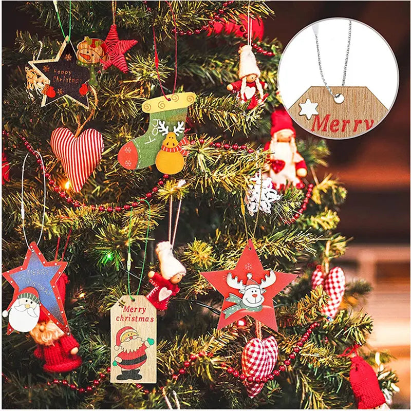 ein hölzernes Anhängeschild mit dem Aufdruck „merry“ in Rot und einer weißen Stern-Aussparung, die an einem silberfarbenen metallischen Aufhängeseil für Weihnachtsbaum-Ornamente hängt.