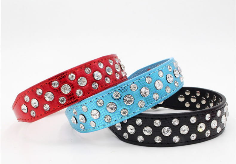 Hundehalsbänder aus Kunstleder mit Strasssteinen für kleine Hunde und Katzen mit einer Leder-Optik mit roten, blauen und schwarzen Strasssteinen.
