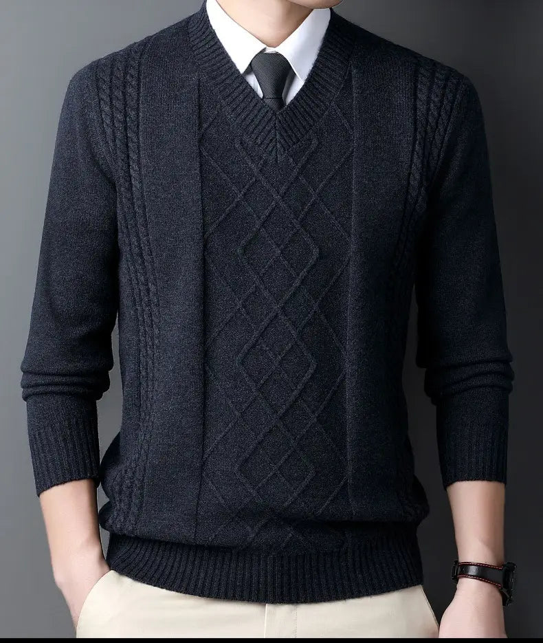 Herren-V-Ausschnitt-Strickpullover in Dunkelgrau mit aufwendigem Zopfstrick und diamantförmigen Details, für lässige Winterkleidung.