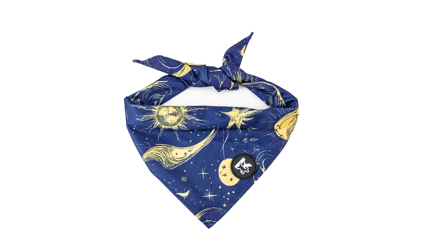 Un bandana de collier pour animal de compagnie bleu marine avec un motif céleste de soleils, de lunes et d’étoiles dorés, inclus dans un ensemble de harnais pour animal de compagnie réglable avec collier à circonférence du cou et laisse.