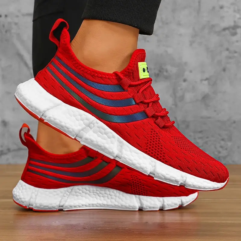 Les baskets de sport décontractées en maille respirante pour hommes Zuuban présentent un dessus en maille rouge avec trois bandes bleu foncé, une semelle texturée blanche et un logo vert néon sur la languette.
