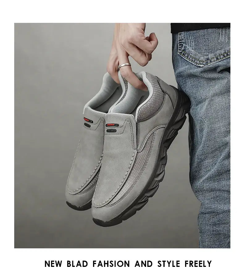 Herren-Lederschuhe im lässigen Stil in grauem Wildleder und Mesh mit schwarzen Gummisohlen.