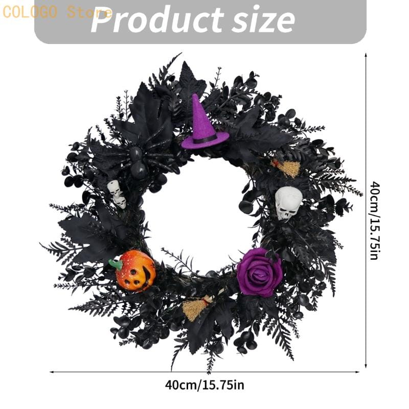 Halloween-Kranz mit schwarzem Grund, verziert mit einem violetten Hexenhut, orangefarbener Kürbiskugel, weißen Totenköpfen und einer violetten Rose.