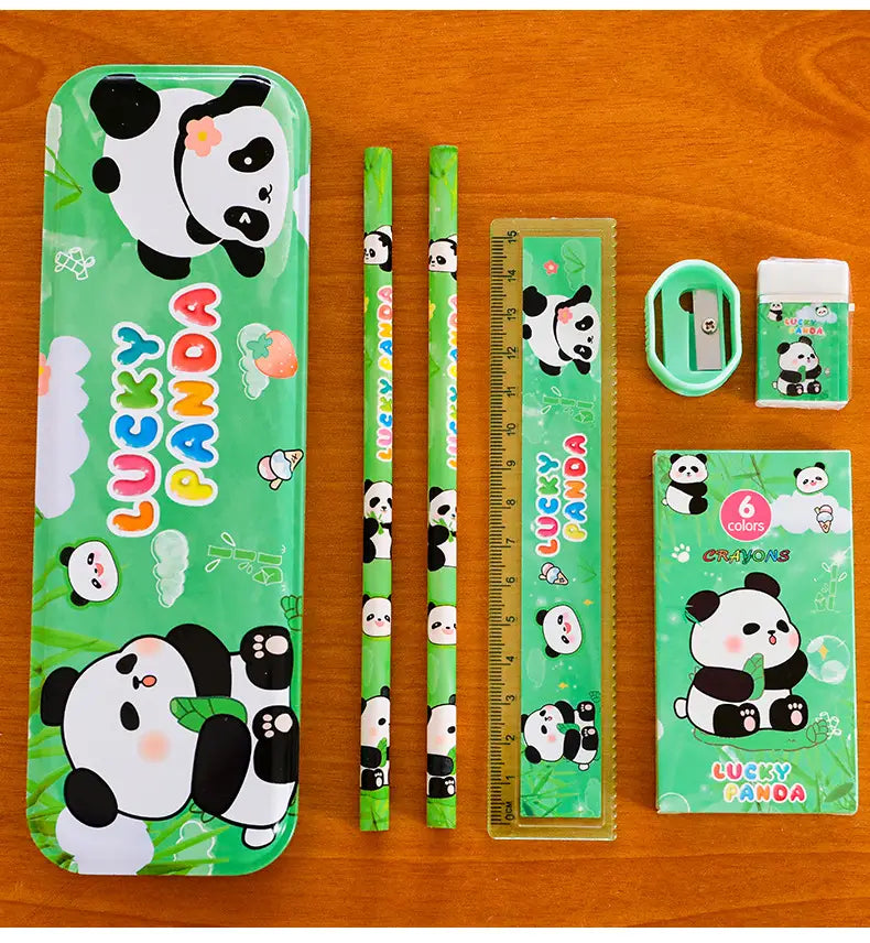 Grünes Glücks-Panda-Motivetui mit Cartoon-Panda-Illustrationen und farbenfroher Beschriftung, enthalten im Kinder-Kinderzeichentrick-Schreibwaren-Set für Schulbedarf-Geschenke.