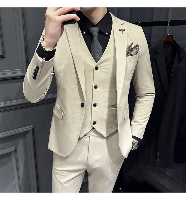 Ensemble de costume trois pièces slim fit beige pour homme, avec un type de fermeture par boutons noirs et un gilet assorti, associé à 9 pantalons courts à la cheville.