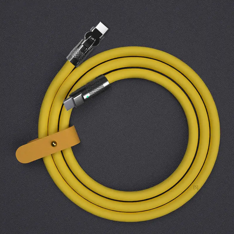 Gelbes geflochtenes 120-W-Rotations-Silikon-USB-C-Kabel mit metallischen USB-C-Steckverbindern und einem braunen Lederriemen.