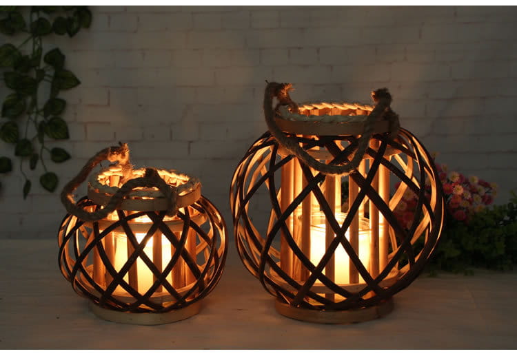 Deux porte-bougies rustiques en bambou tissé, avec des motifs en treillis et des poignées en corde, qui diffusent une lueur chaleureuse : parfaits pour la décoration intérieure du domicile et recevant des avis positifs.