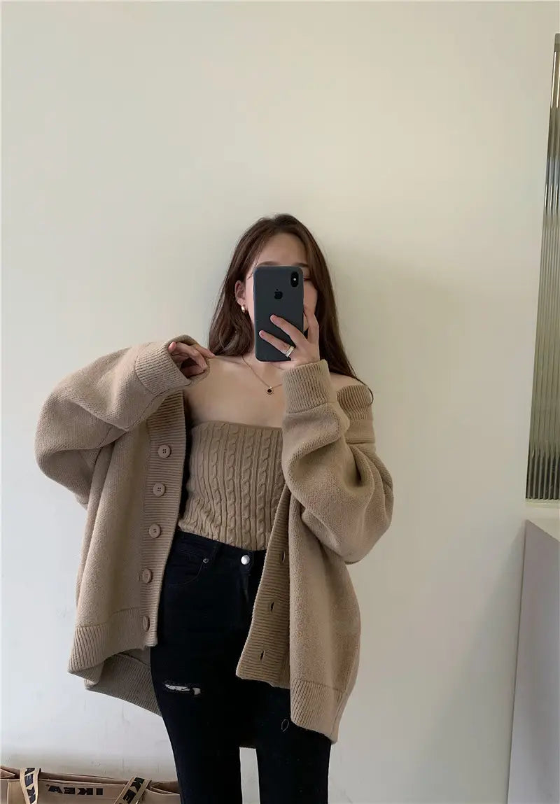 beige Oversize-Strickjacke mit Knopfverschluss und gerippten Bündchen aus dem stilvollen Retro-Wickelbrust-Strick-Set aus zwei Teilen.
