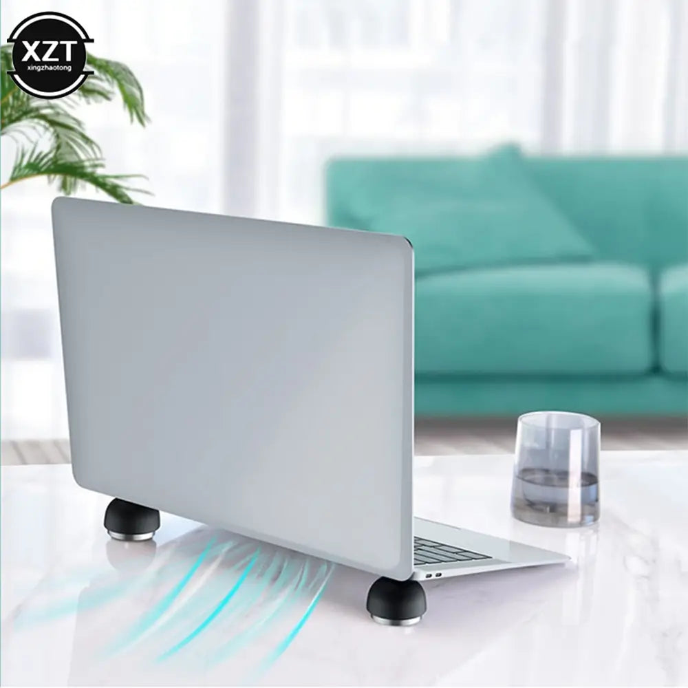 Silberner klappbarer Mini-Laptop-Ständer mit Kühlerhalter und schwarzen kreisförmigen Basen, ausgelegt für ergonomische Unterstützung und Belüftung.