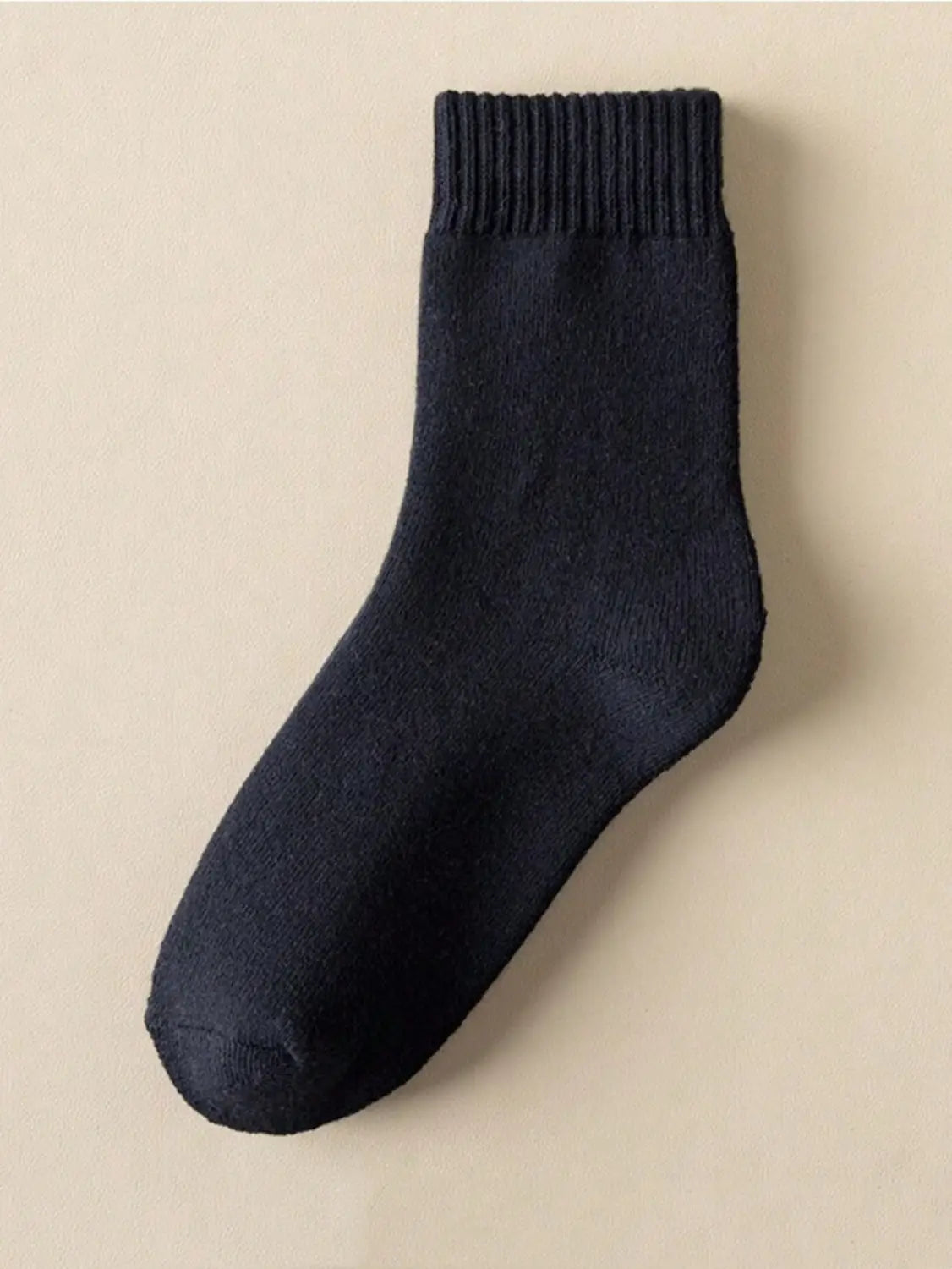 Chaussette d’hiver thermique pour homme en tricot noir uni avec bord-côte, conçue pour la chaleur et le confort.