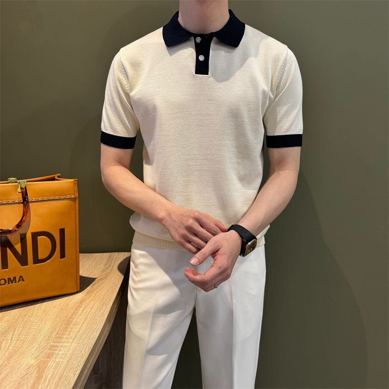 Camiseta tipo polo de punto color crema con cuello negro y puños de las mangas, presentada en un diseño de camiseta tipo polo de punto con bloques de color.