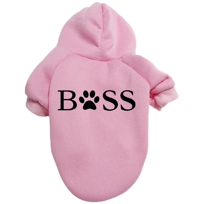 Rosa Kapuzen-Sweatshirt für Haustiere mit Boss-Aufdruck in schwarzen Buchstaben und einem Pfotenprint, der das o ersetzt, gefertigt aus warmem Fleece für kaltes Wetter.