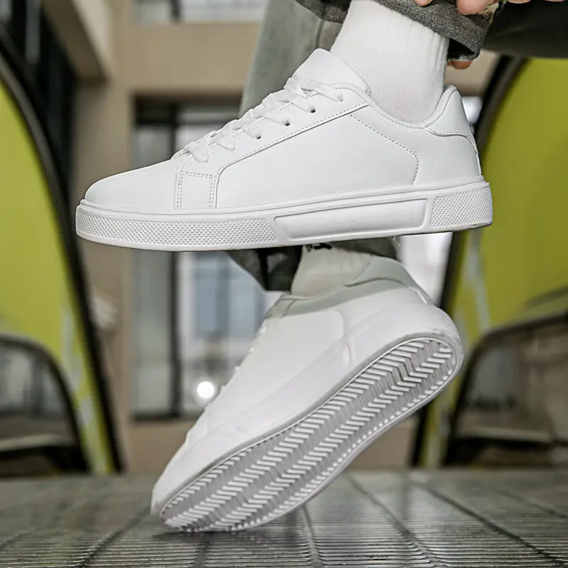 Weiße Ledersneaker im Freizeitstil, leichte Sportschuhe mit Low-Top-Design und einem klar minimalistischen Erscheinungsbild sowie einer strukturierten Gummisohle.