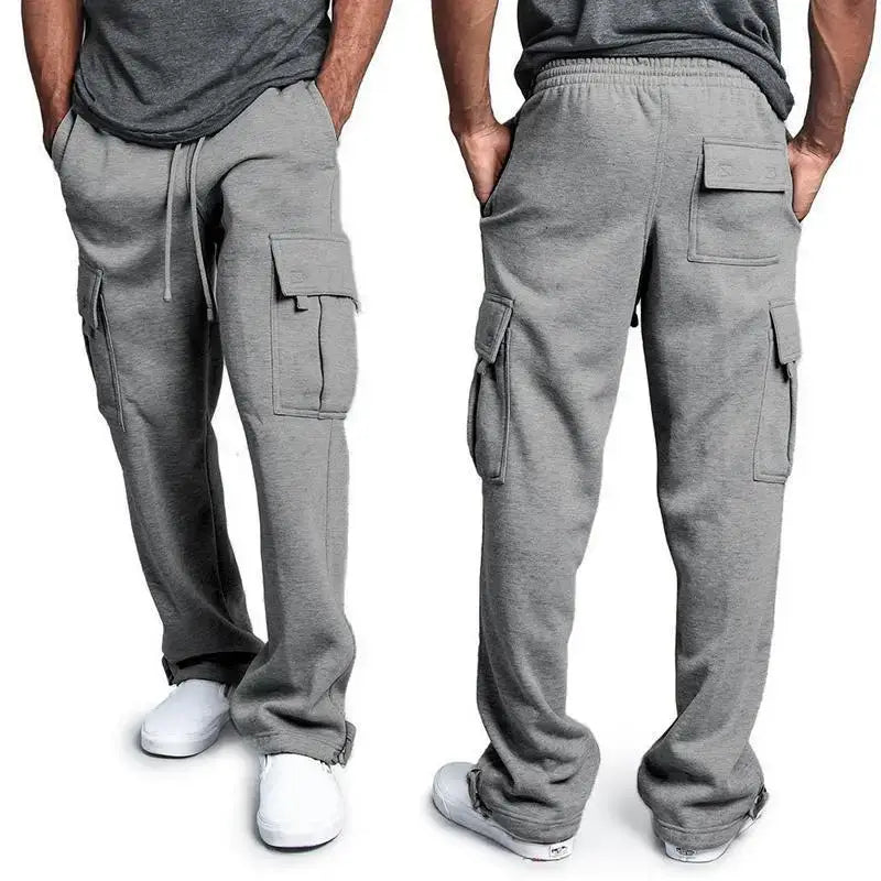 Pantalon cargo homme gris en molleton, doté de plusieurs poches et d’une taille élastique pour un port confortable.