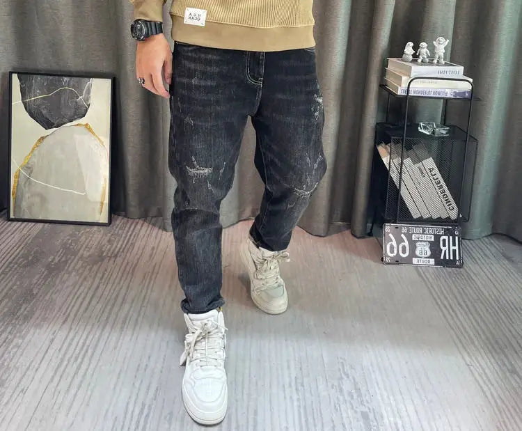 Pull-over en maille à empiècement contrastant pour homme, manches longues, associé à un jean en denim à lavage foncé présentant des patchs déchirés et des détails délavés
