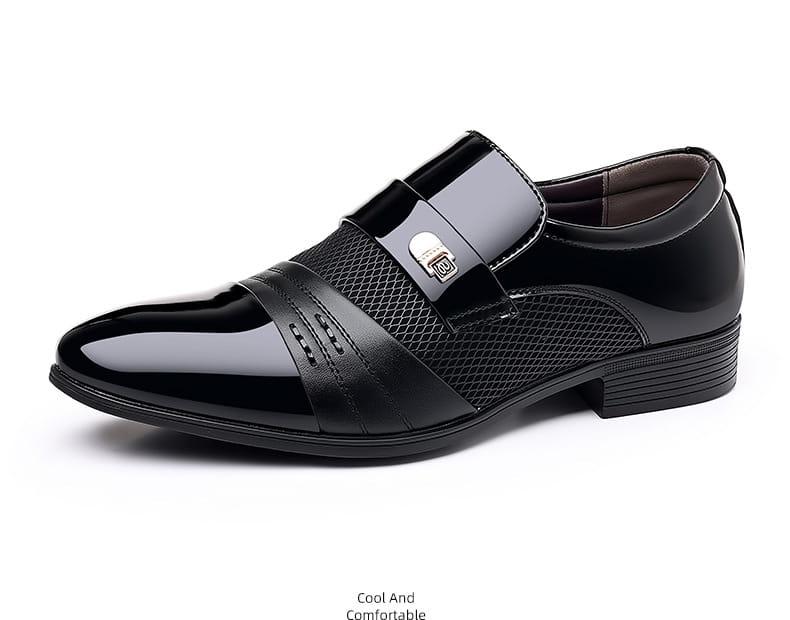 Zapato de vestir de punta afilada de lujo para hombre en charol negro y malla, con diseño tipo mocasín de hebilla plateada.