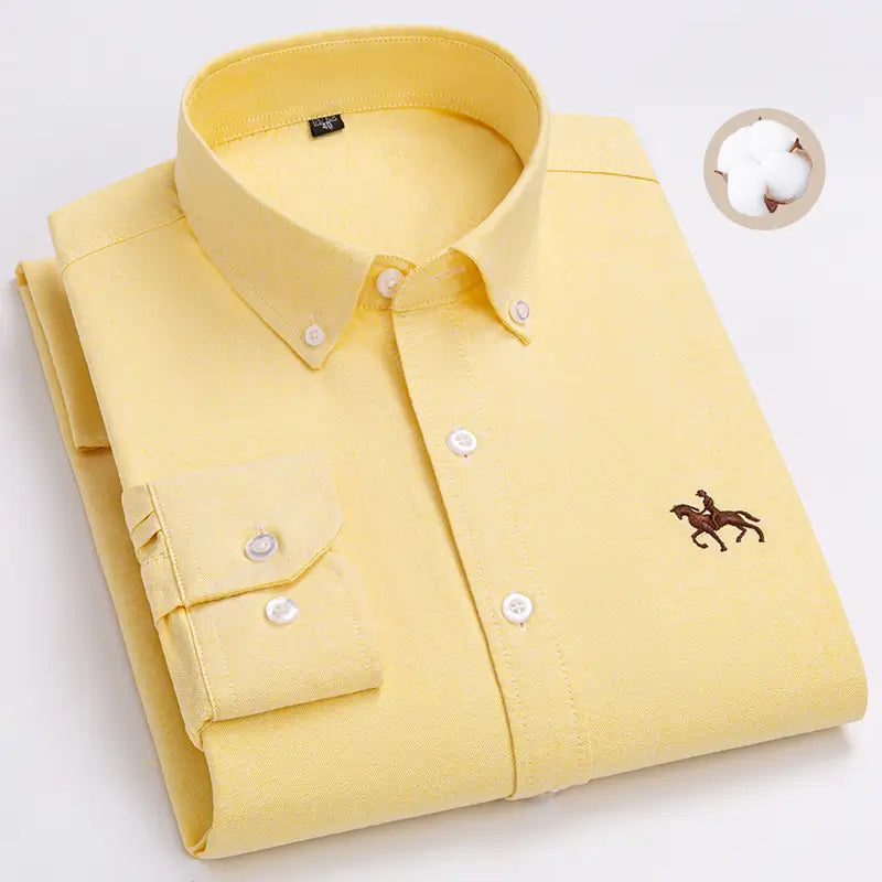 Chemise pour homme en oxford à coupe ajustée 100 % coton couleur jaune pâle, avec des boutons blancs, des manches longues, et un discret motif brodé de cheval et cavalier sur la partie gauche de la poitrine.