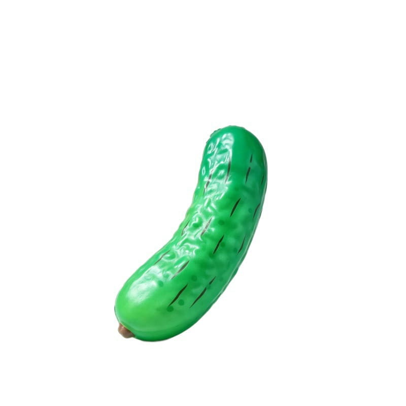 un juguete brillante de alivio del estrés con forma de pepinillo verde de plástico que se desliza lentamente, con detalles en líneas negras, visto desde el frente