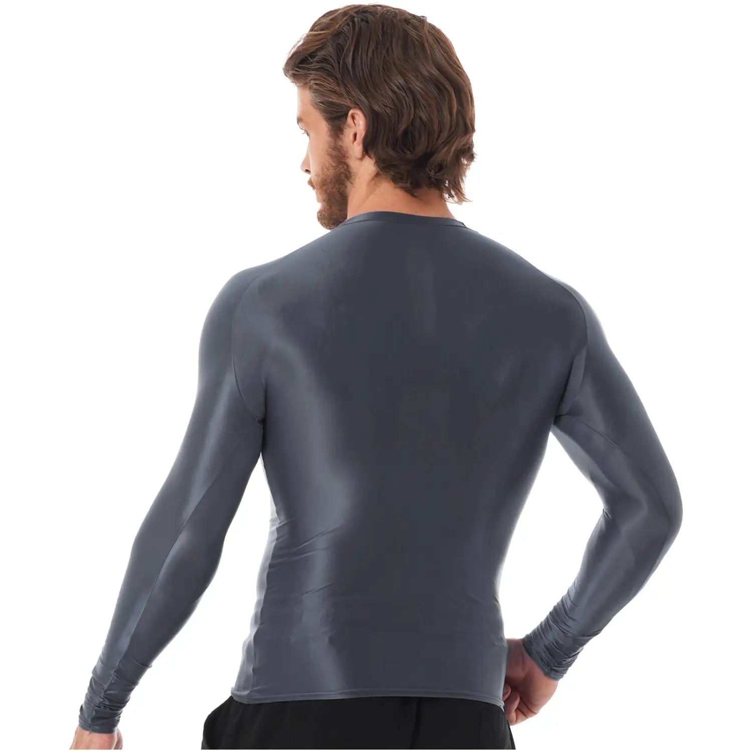 Camiseta de compresión para hombre de manga larga y acabado brillante en gris oscuro, con un diseño ajustado, ideal para el rendimiento atlético.