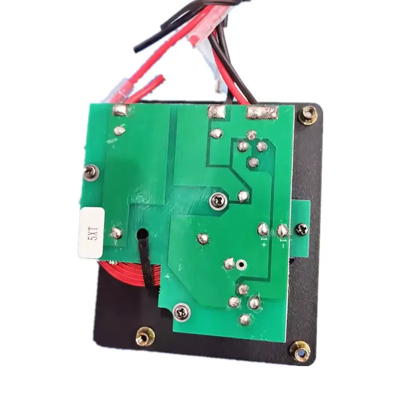 Carte de circuit imprimé verte avec des vis argentées et des fils rouges et noirs fixés sur la face arrière de l’ensemble d’accessoires pour haut-parleur professionnel Mw Audio 5xt.