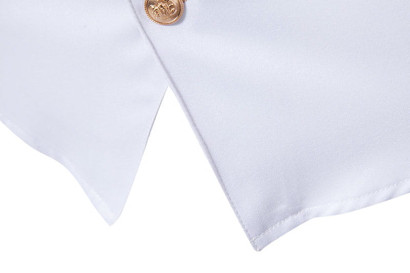 camisa gótica blanca para hombre, cruzada doble, en satén, con un botón de tono dorado con diseño en relieve.
