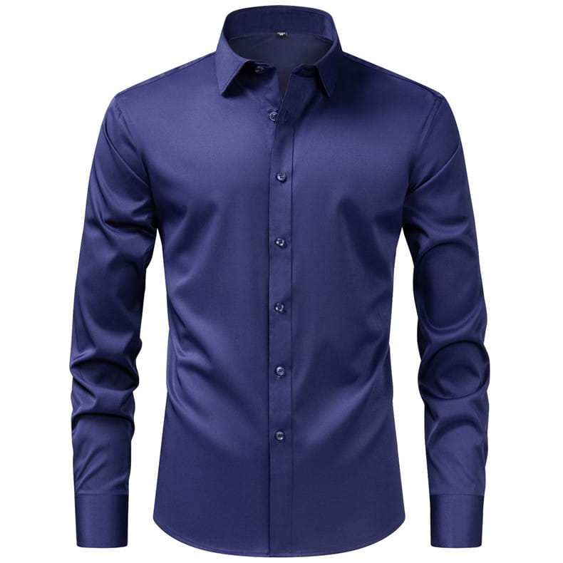 Une chemise habillée sans repassage pour homme bleu marine élégante, en grande taille, avec une finition lisse type satin et des boutons foncés assortis.