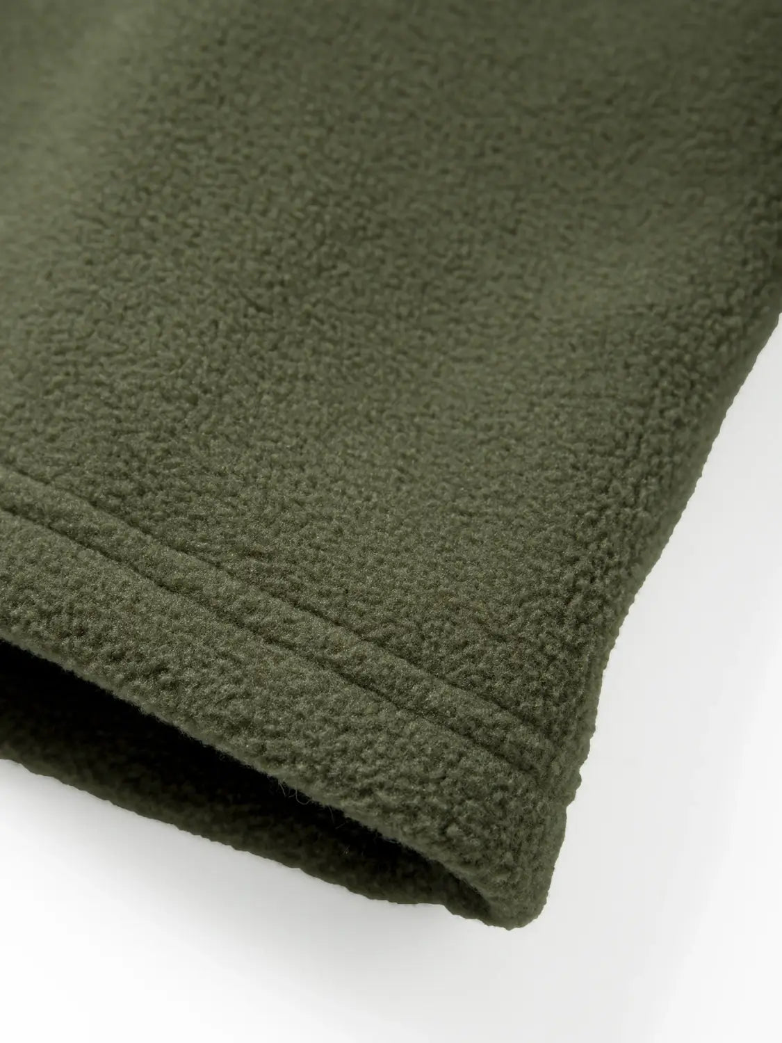 chaqueta polar táctica verde oliva para hombre, con abrigo con capucha de cremallera completa, confeccionado con tejido polar suave de textura marcada, con una costura cuidadosamente realizada