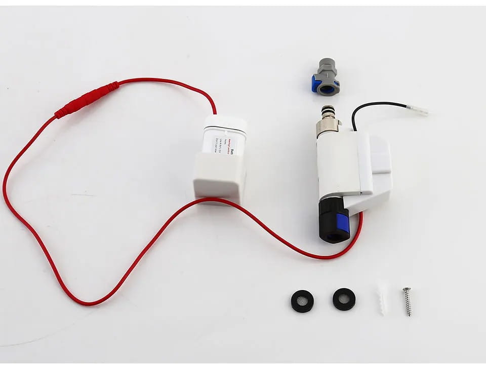 Ersatzteil aus weißem Kunststoff für das Wasserventil der Küchenarmatur mit schwarzer und blauer Akzentuierung, verbunden durch ein rotes Kabel mit einer weißen Batteriebox-Steuereinheit.