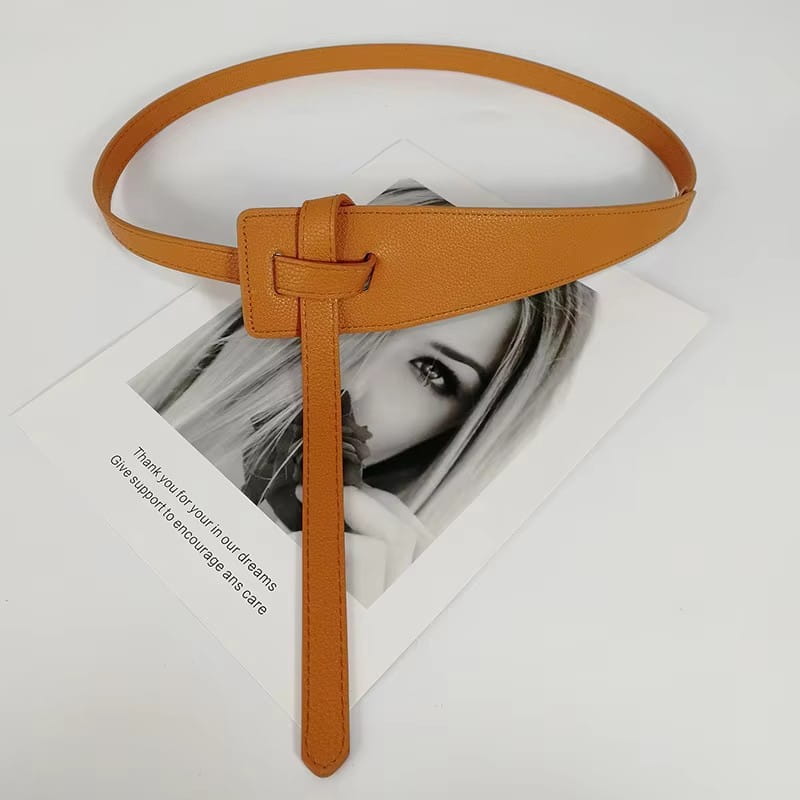 Ein eleganter Damen-Gürtel in breiter Ausführung aus Tan-PU-Leder mit minimalistischer rechteckiger Schnalle und passendem Riemen.
