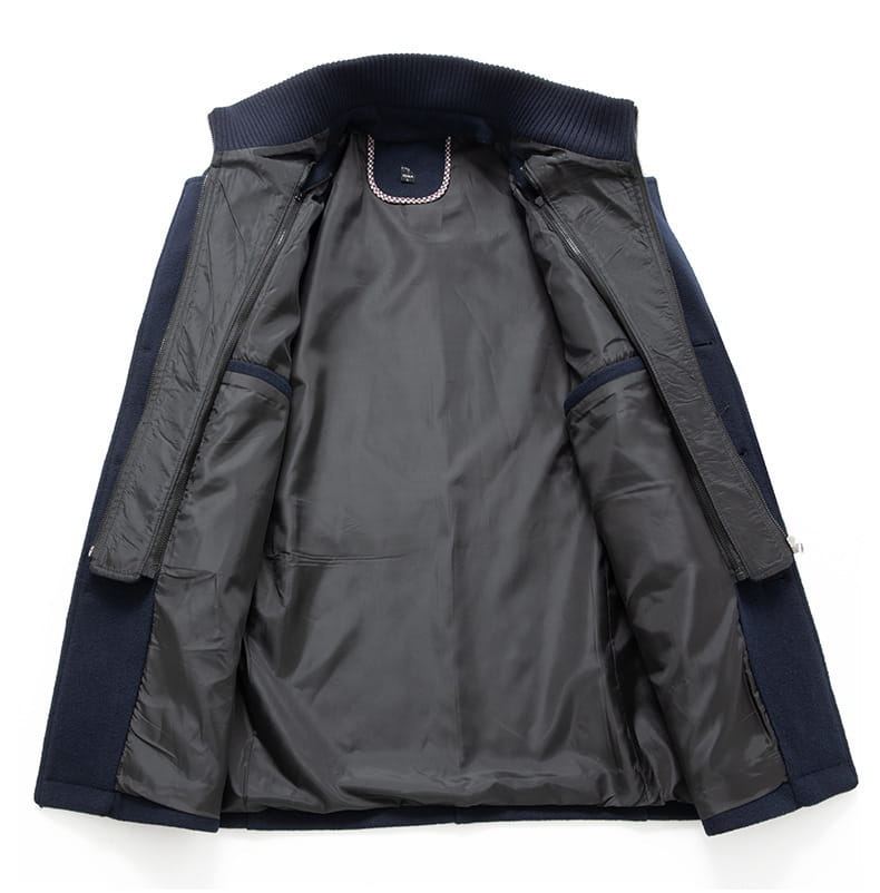 Dunkelblauer wattierter Herren-Woll-Trenchcoat mit Doppelkoller, geripptem Kragen und Reißverschluss-innen gefütterten Taschen, entworfen als Winterjacke modname=ckeditor
