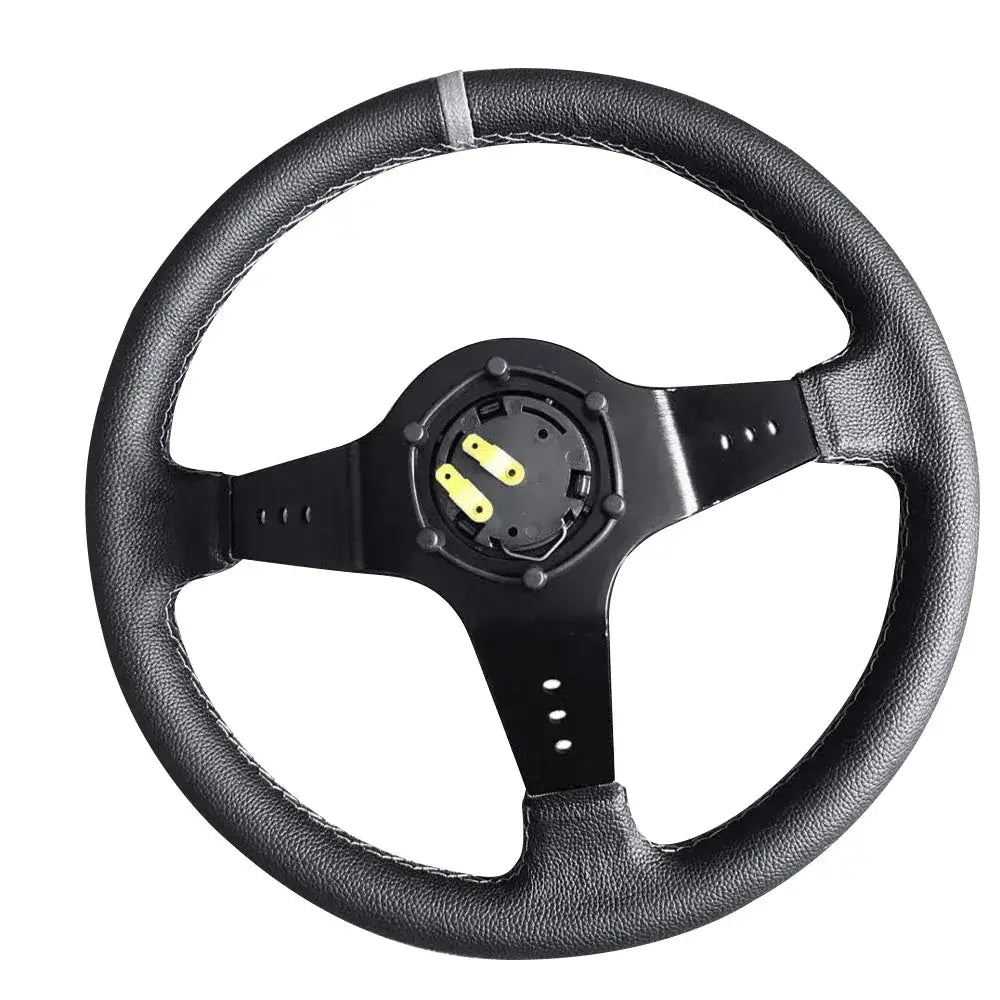 Volante de carreras universal de 14 pulgadas con envoltura de cuero negro, diseño de tres radios y costuras plateadas a lo largo de los bordes en material de PVC negro.