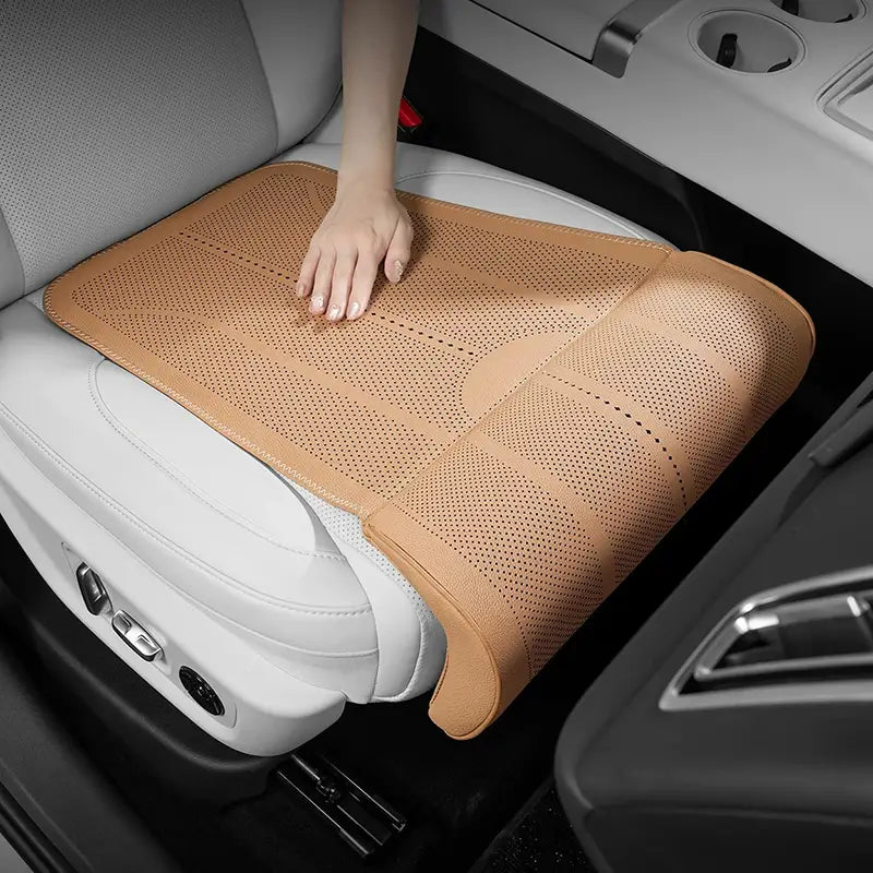 Braunes perforiertes Ledersitzkissen mit gerolltem Kanten-Design zur Beinstütze, von der Rückseite dargestellt.