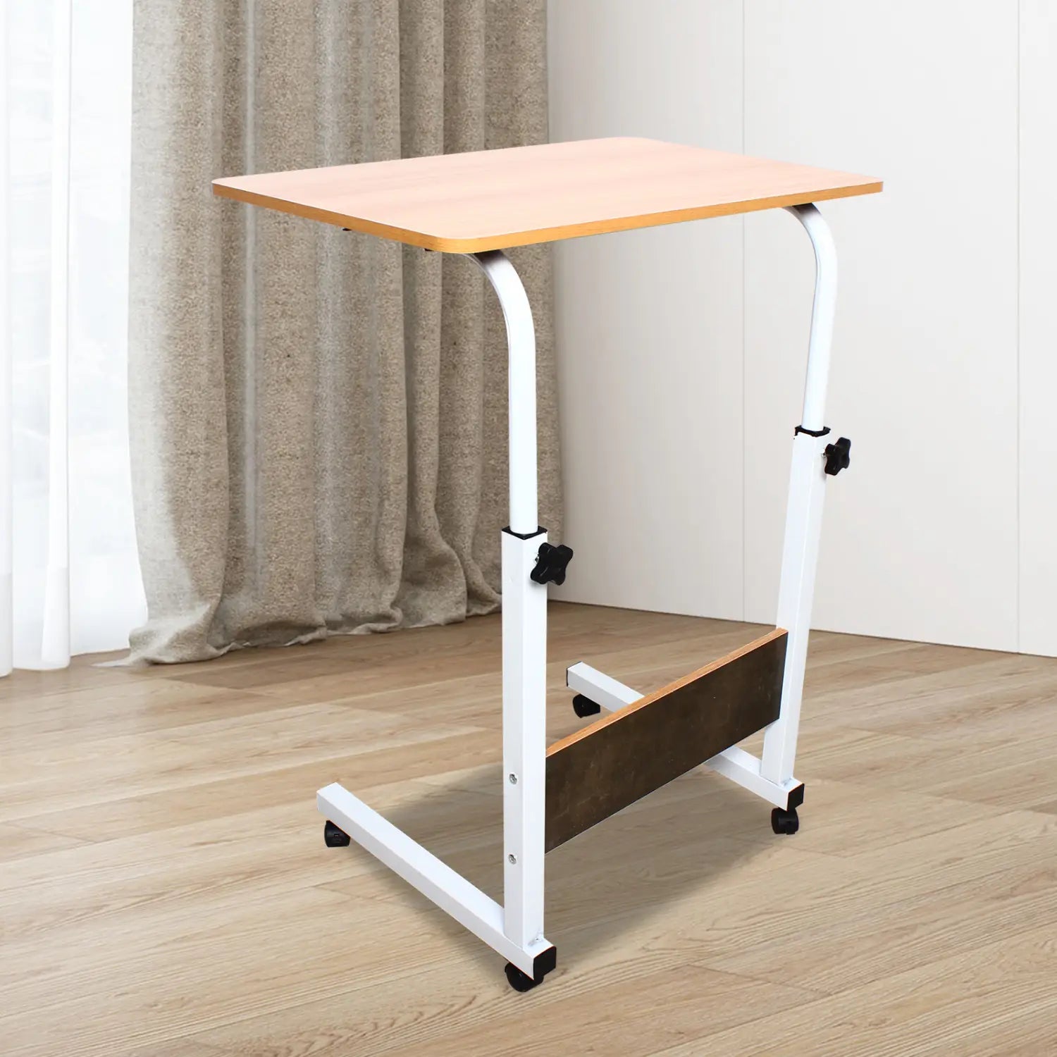 Tablette roulante pour ordinateur portable à hauteur réglable, avec structure en métal blanc, plateau en bois clair, étagère de rangement brun foncé et roues pivotantes noires pour plus de mobilité